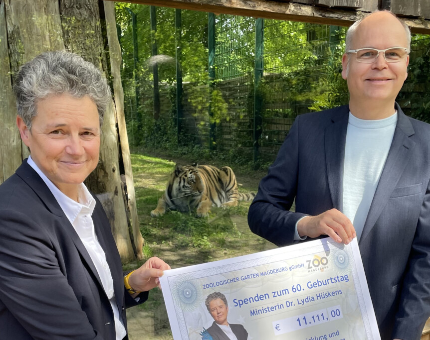 Spendenübergabe_ Dr Lydia Hüskens überreicht 11.111 Euro-Spende an den Zoogeschäftsführer, Dirk Wilke_Zoo Magdeburg
